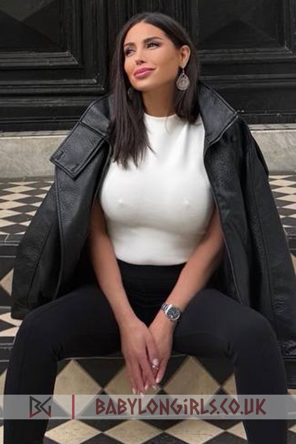 5ft 7, 34D, brilliant brunette Gayanna