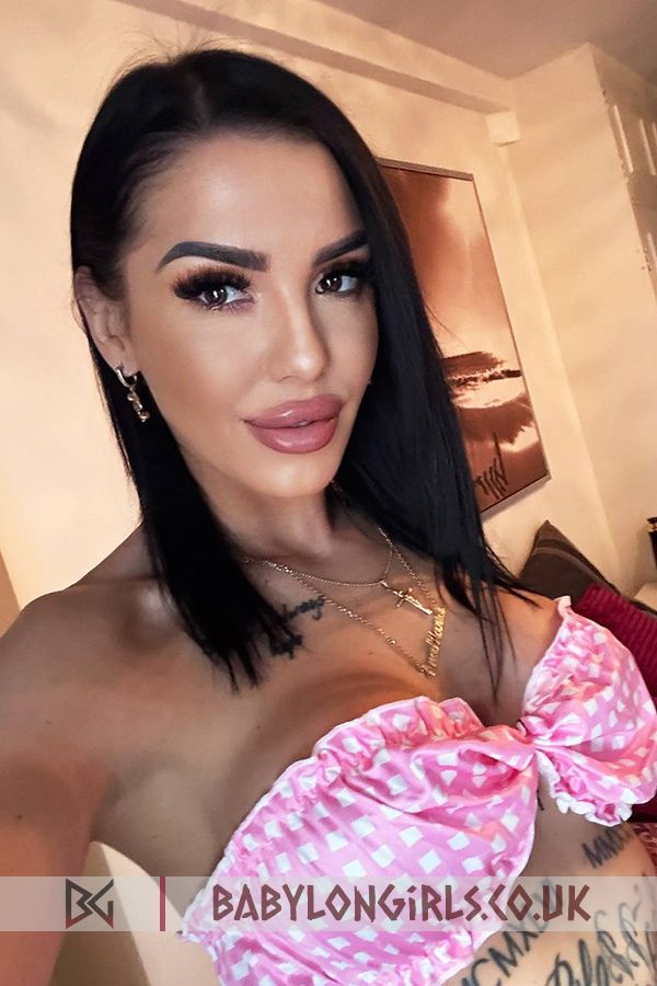 5ft 11, 34C, splendid brunette Lara 