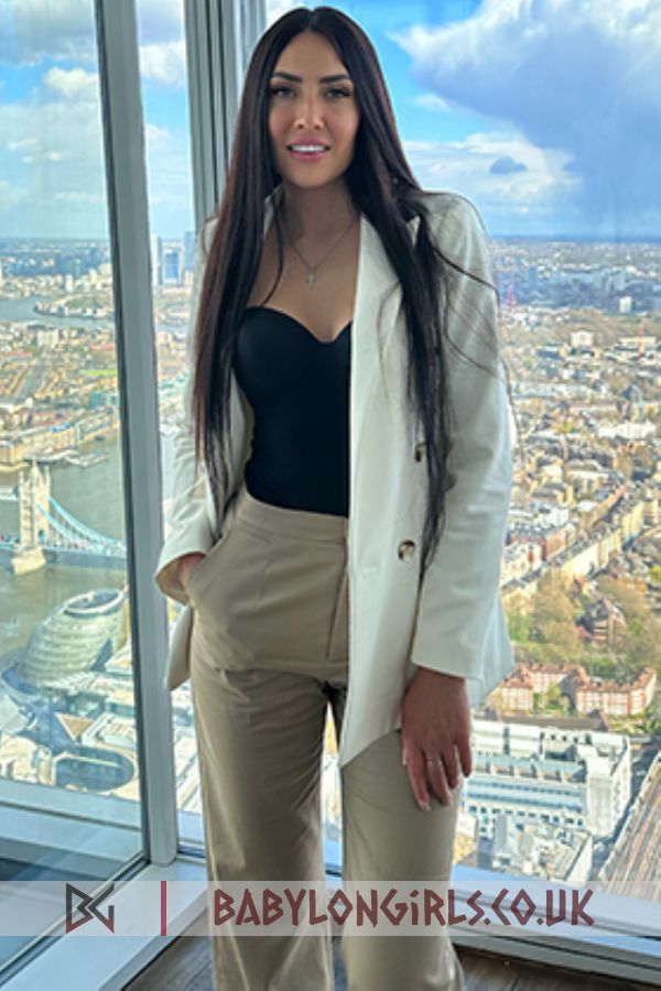 Edvina excellent brunette, 34B