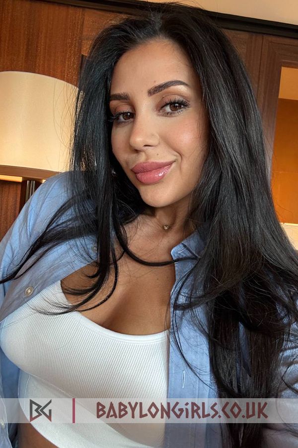 29 yrs Sevda kissable brunette, 34C
