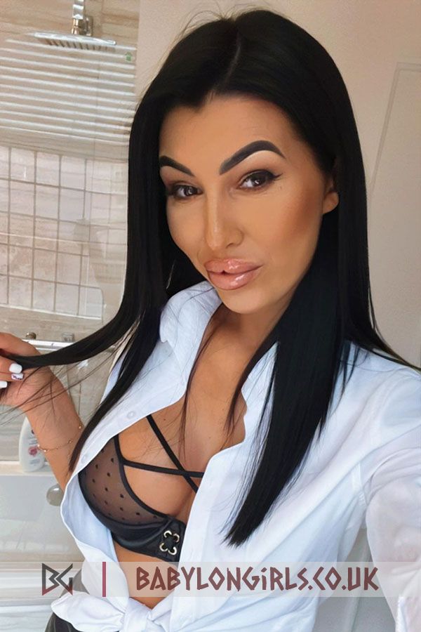 Model brunette Mistress Amanda 