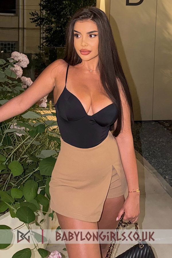 Cute Veeda brunette 5ft 5, 34C