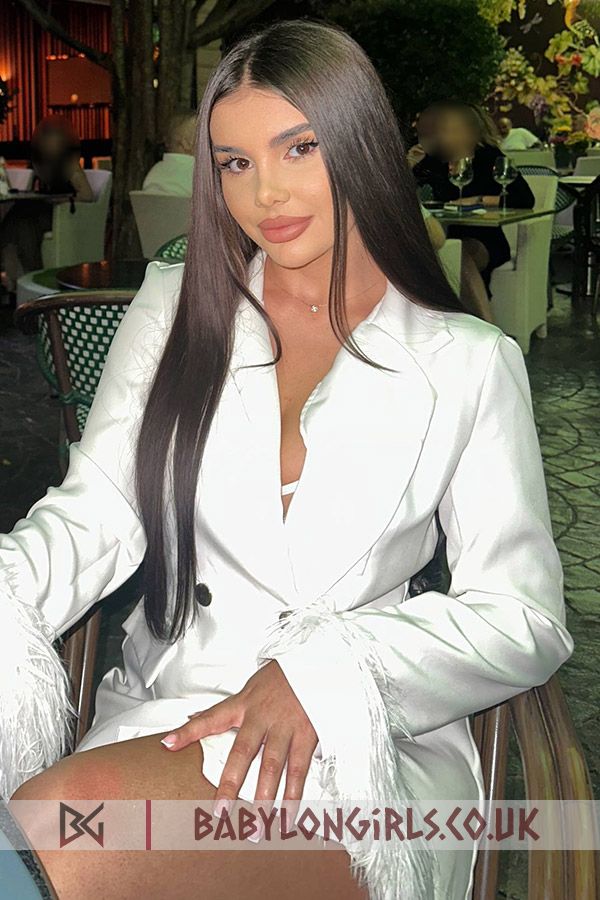 5ft 5, 34C, seductive brunette Veeda