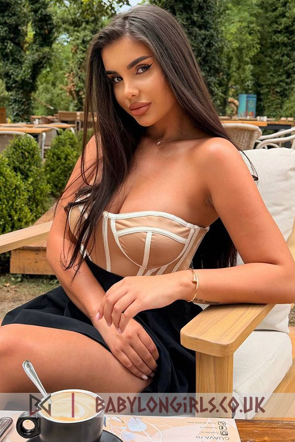 Amazing brunette Veeda 