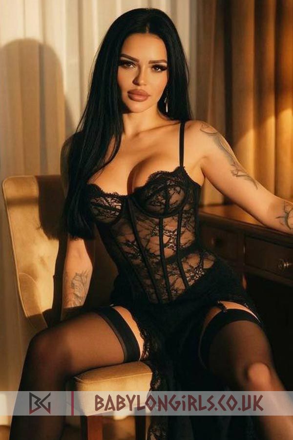 Tantalising Sable brunette 5ft 3, 34C