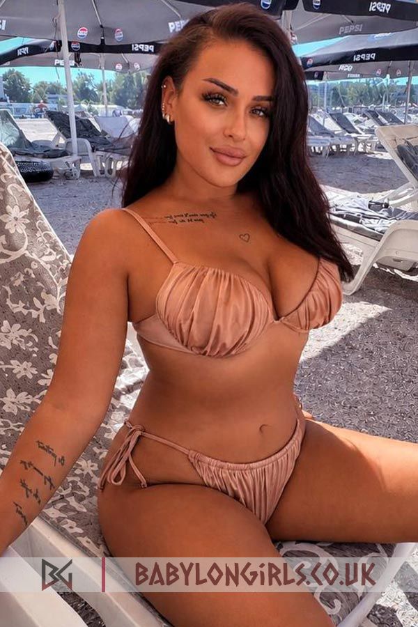 Smart Shay brunette 5ft 6, 36DD