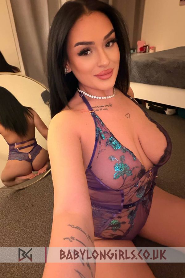 5ft 6, 36DD, suggestive brunette Shay