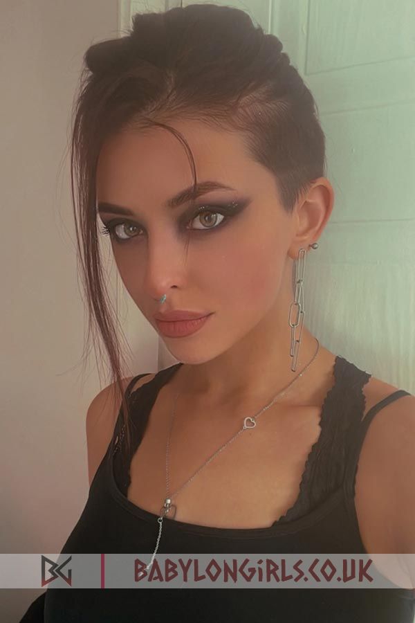 5ft 7, 34C, emotionally brunette Adjika 