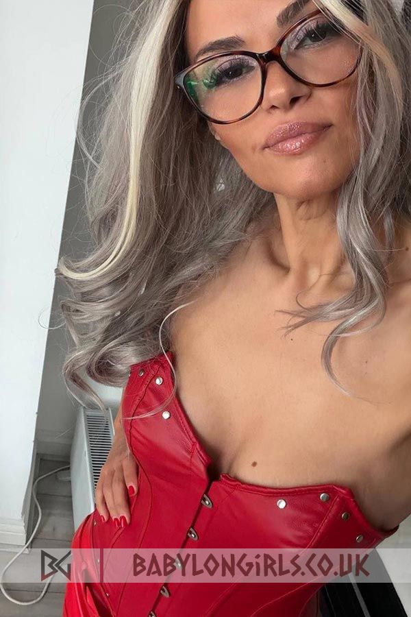 25 yrs Curvy engaging blonde, 38C