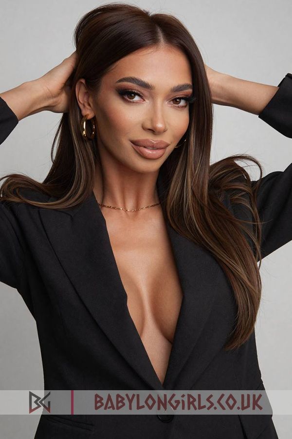 Roberta polished brunette, 34D