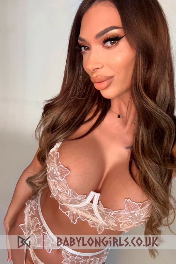 5ft 7, 34D, superb black hair Roberta