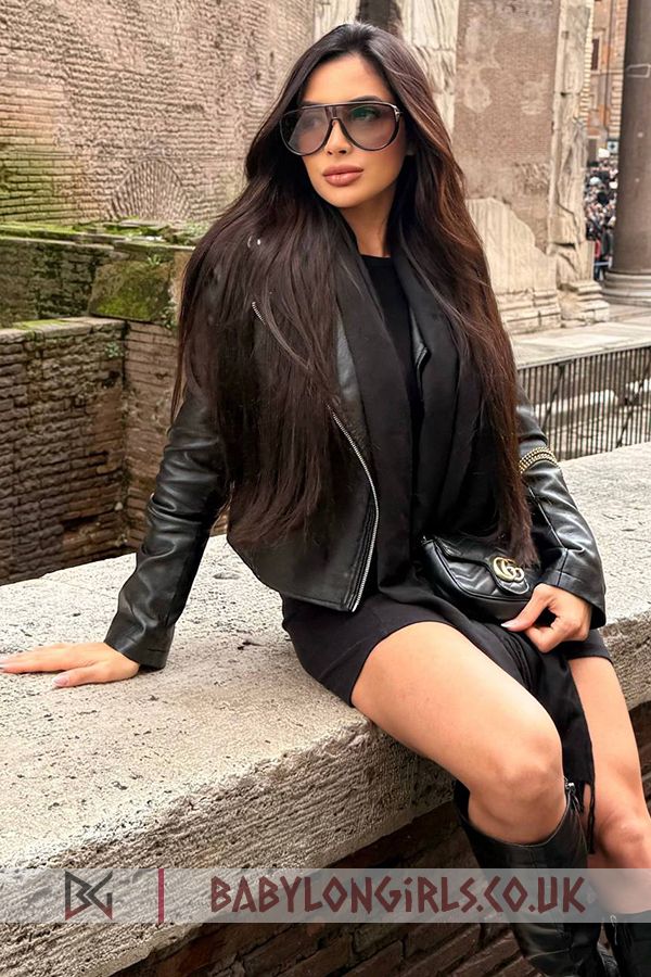 Outstanding brunette Lasca 
