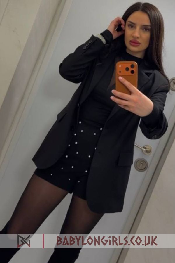 Ariana, 34B, active brunette 26 yrs
