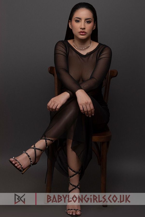 Elvira, 32C, inspiring brunette 23 yrs