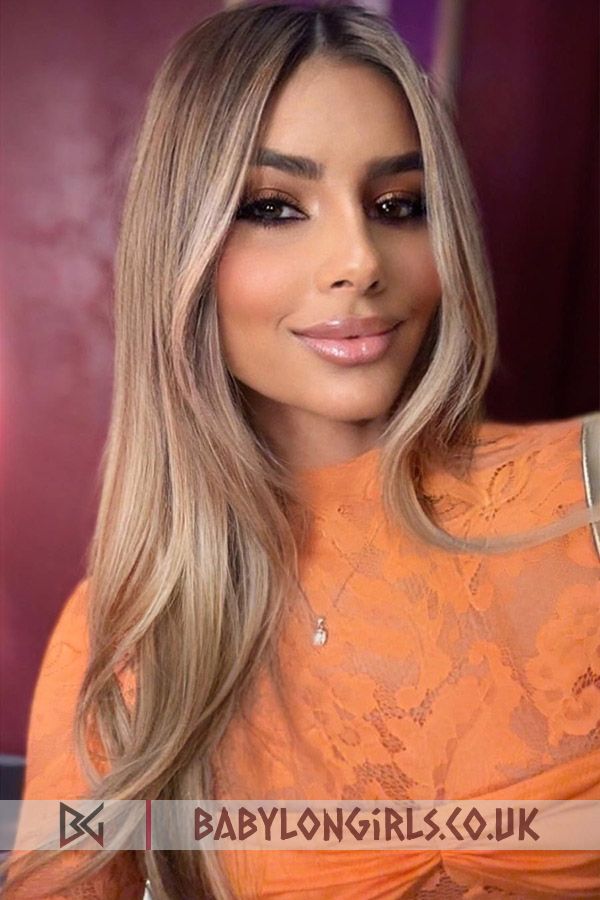 5ft 6, 34C, feminine blonde Ezora