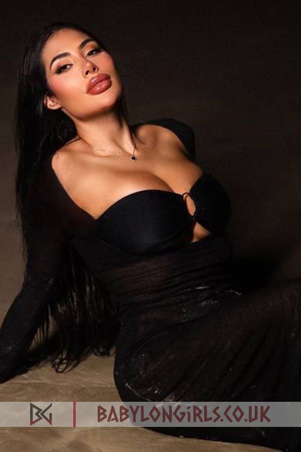 5ft 3, 34DD, alluring brunette Consuela