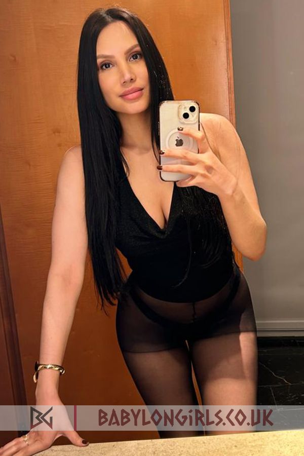 5ft 9, 34B, amazing brunette Garnet