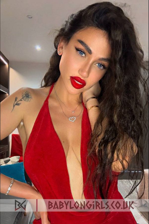 5ft 8, 34D, irresistible brunette Charoite