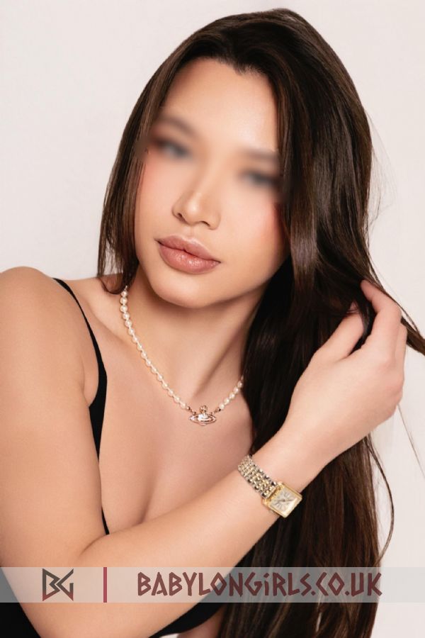 Egeria engaging brunette, 32B