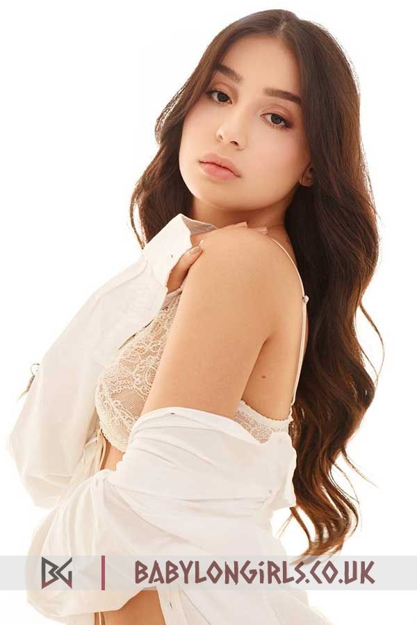 Minilla, 32A, sizzling brunette 20 yrs