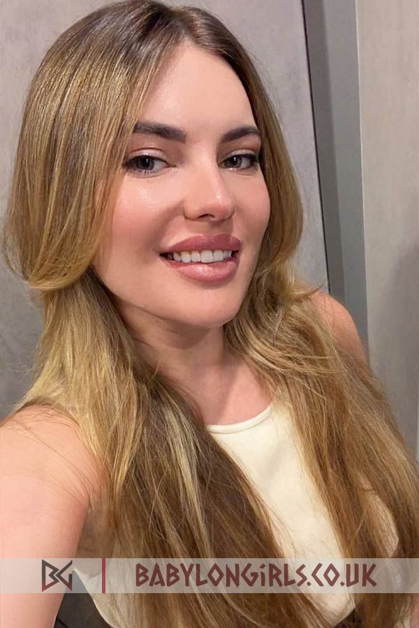 Impeccable Lea blonde 5ft 6, 34C