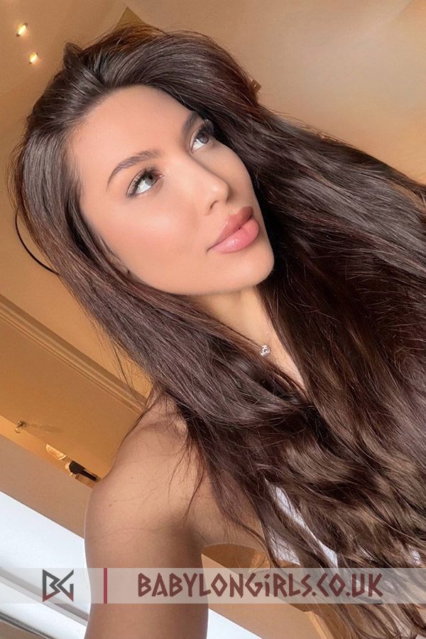 Tantalising Babelini brunette 5ft 5, 34C