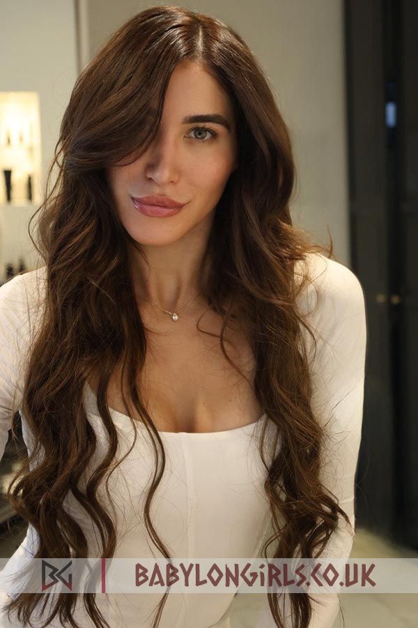 Easy going Partula brunette 5ft 10, 32A