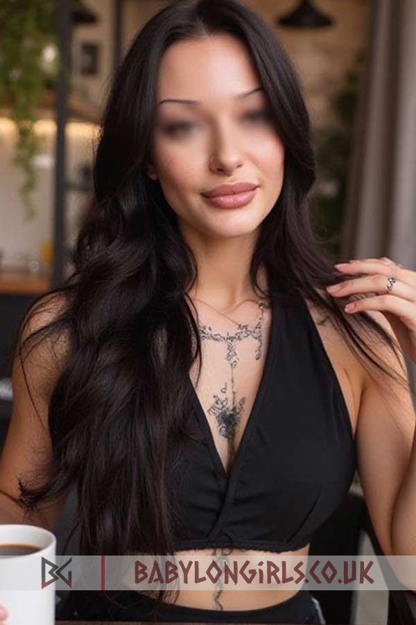 Babi captivating brunette, 34B