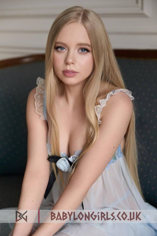 Smart Dosia blonde 5ft 3, 34B