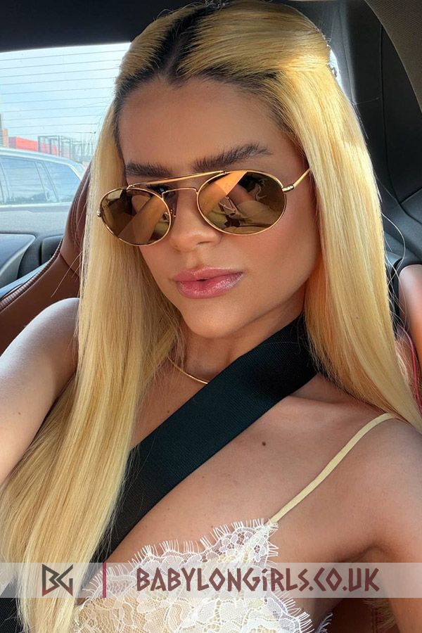 Fascinating Kang blonde 5ft 7, 36B