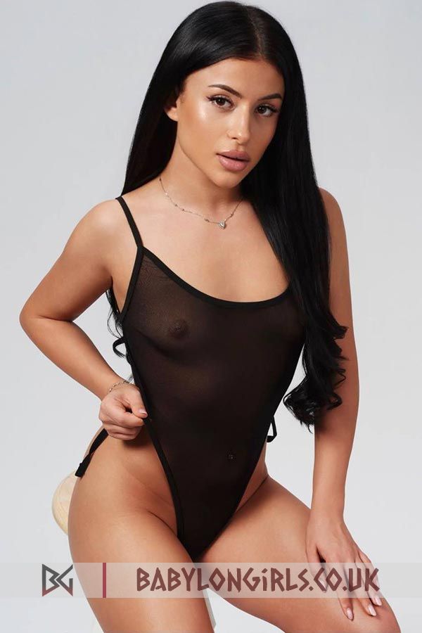 Entertaining brunette Tina 