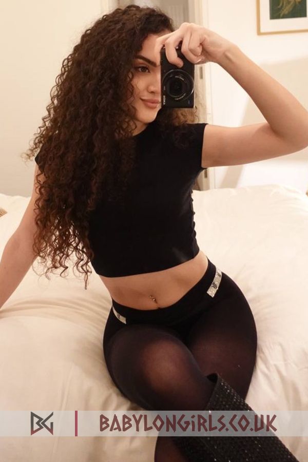 Aphrodisiac brunette Latifa 