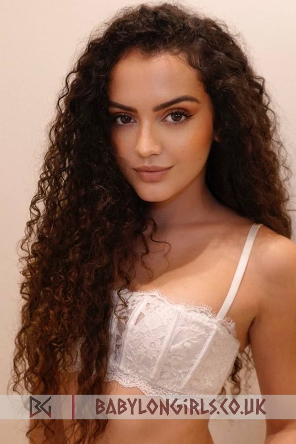 Model Latifa brunette 5ft 4, 32A