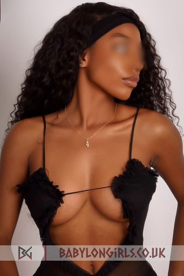 Perfect brunette Valdis 