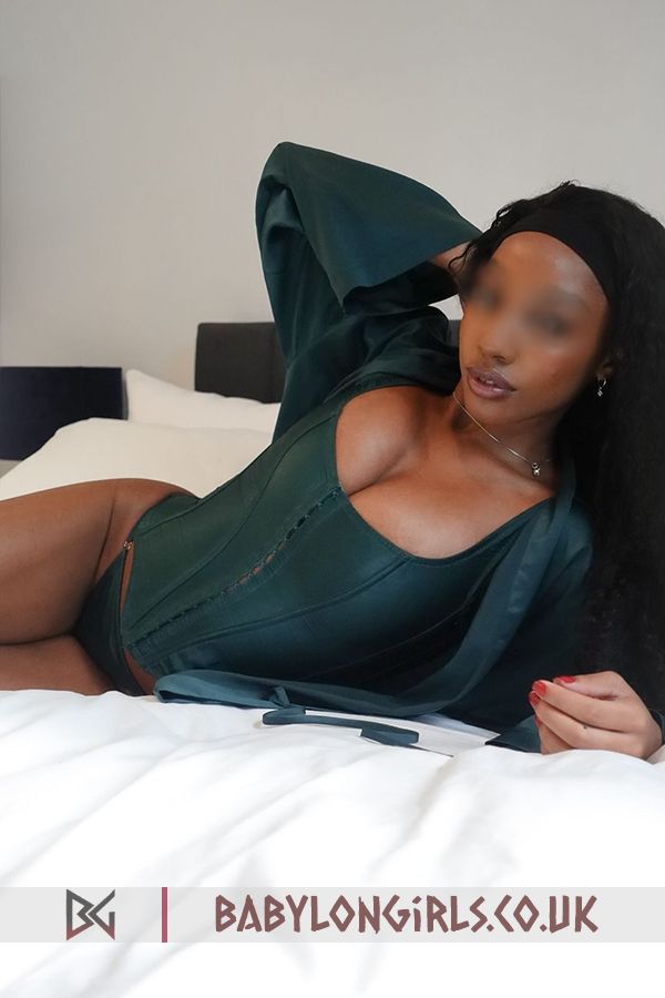 Valdis, 34C, model brunette 21 yrs