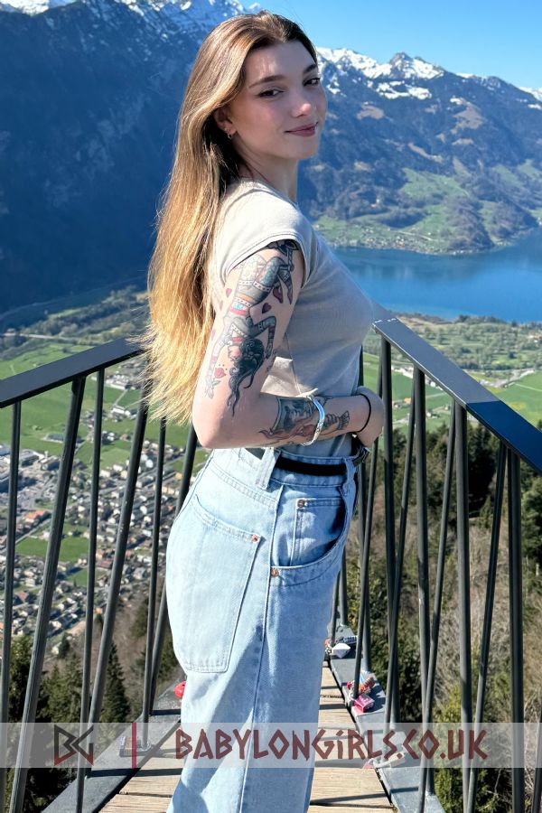 Pleasing brunette Fala 