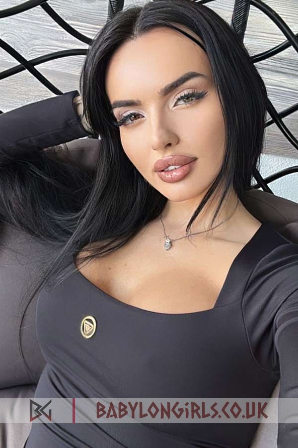24 yrs Luna delicate black hair, 34D