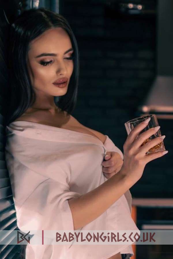Luna, 34D, enjoying black hair 24 yrs