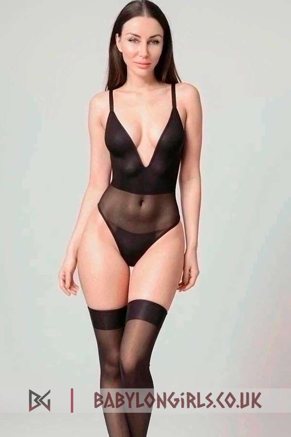 Adri, 34C, particular brunette 30 yrs