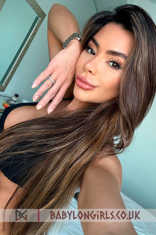Rionna, 32B, delicate brunette 25 yrs