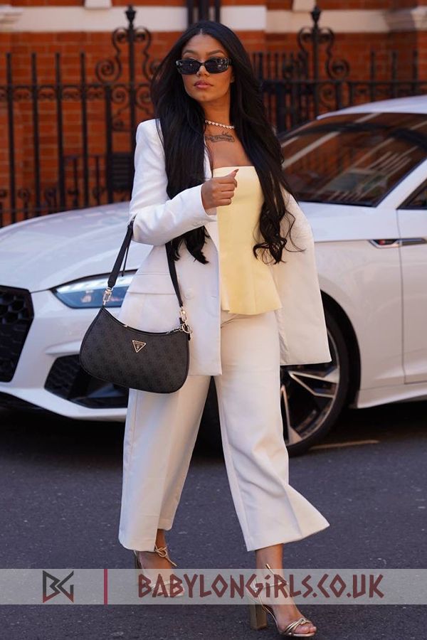 5ft 6, 34C, romantic black hair Rimona 