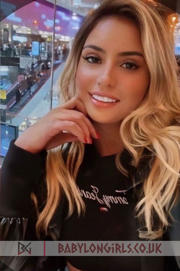 Tippy enticing blonde, 32B