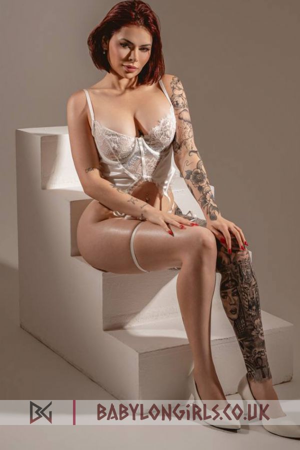 5ft 8, 34D, cute brunette Minola