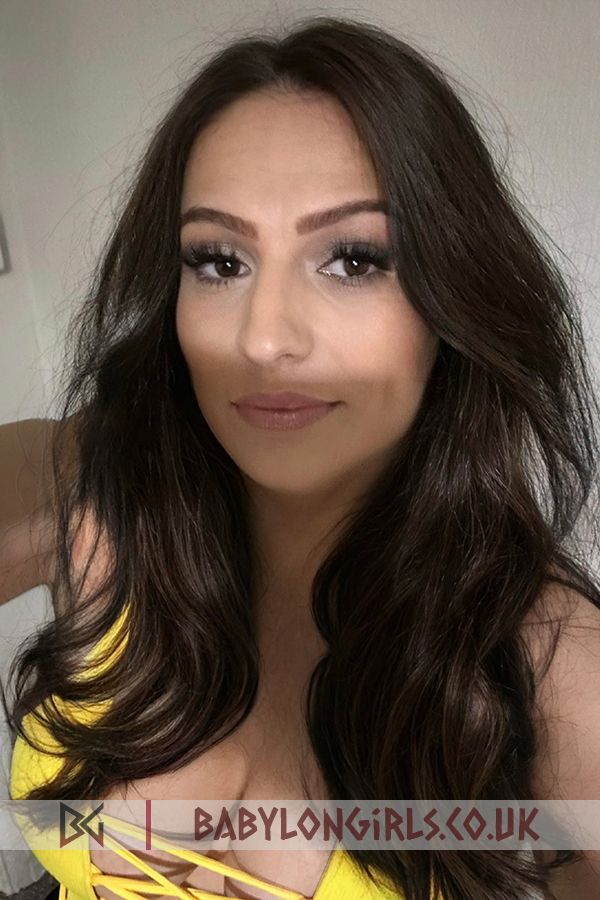 Lucie suggestive brunette, 36DD