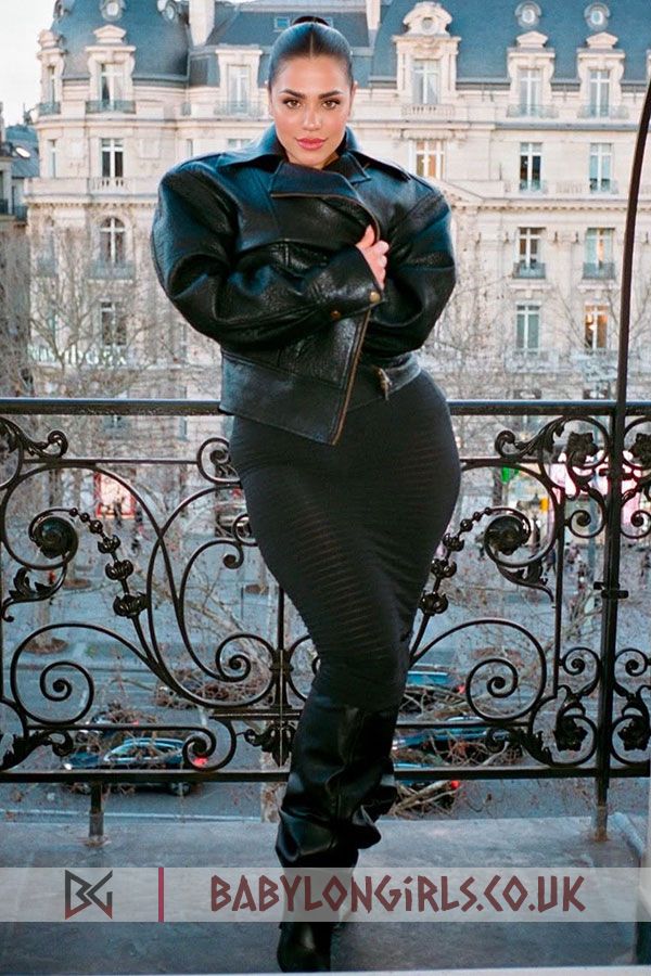 Outstanding Mamastina brunette 5ft 8, 36C