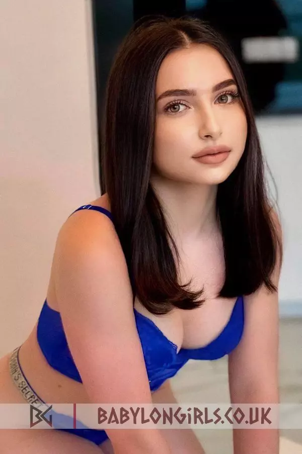 5ft 6, 34B, particular brunette Agora