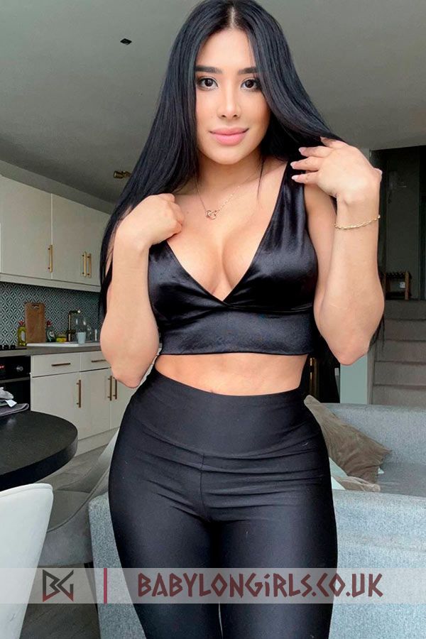 Devone  sensual brunette, 36C