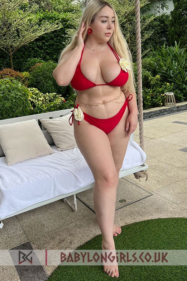 5ft 4, 36E, kissable blonde Olena