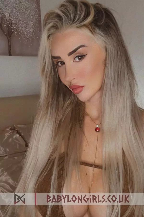 5ft 8, 32D, lovely blonde Patrina