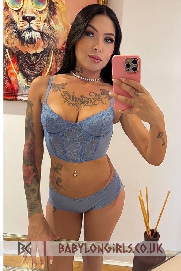 5ft 5, 32B, passionate brunette Senza
